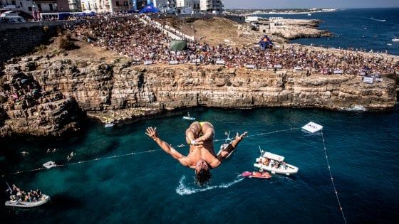 Red Bull cliff diving, a Polignano torna lo show dei tuffi: appuntamento il 19 luglio