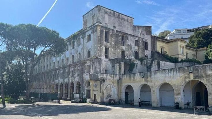 Arte, musica, film e teatro, ai Quartieri Spagnoli riapre l’ex Ospedale militare