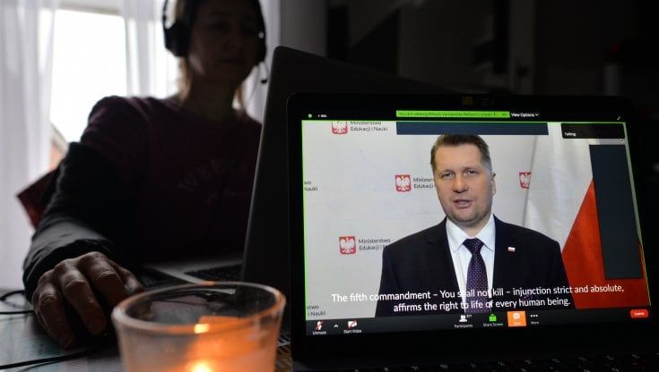 Polonia, il ministro in visita in una scuola speciale, bambini disabili rimandati a casa. Insorgono i genitori