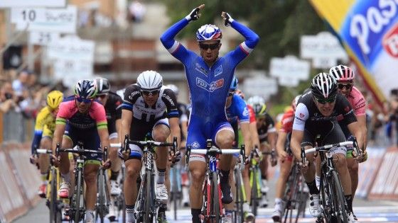 Giro, Bouhanni concede il bis in volata. Matthews resta in maglia rosa