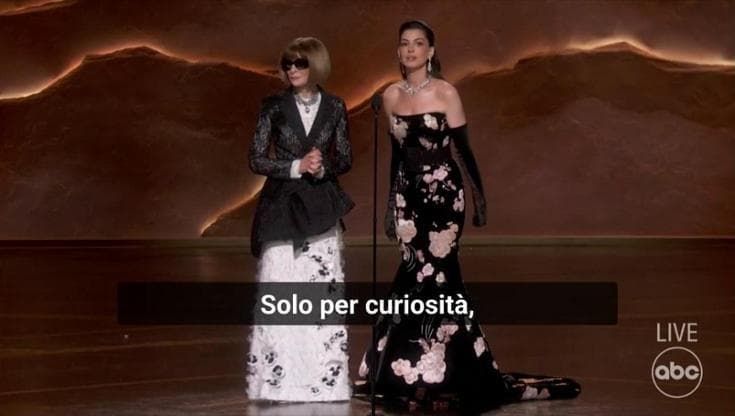 Oscar 2026, sketch Hathaway-Wintour: "Cosa pensi del mio vestito?" E la regina della moda risponde