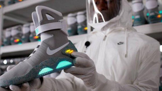 Come in Ritorno a futuro, arrivano le scarpe con i lacci automatici