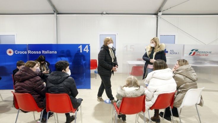 Ucraina, "Profughi No Vax e no tamp". Tensioni all'hub di Termini, i medici: "Così è tutto inutile"
