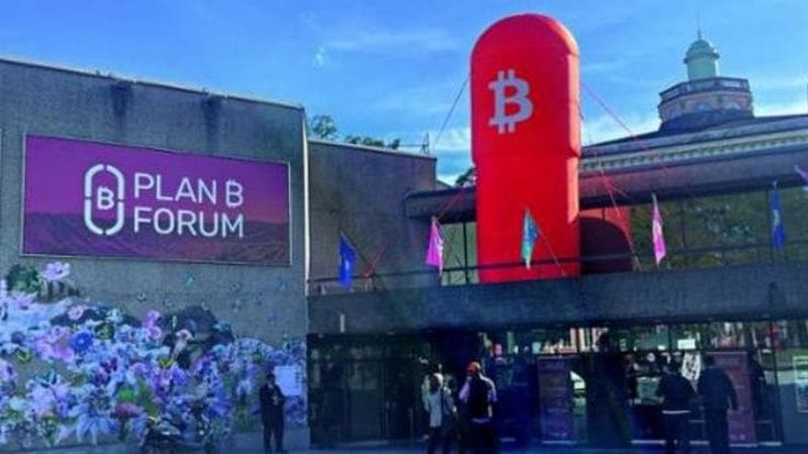 “Il Bitcoin salverà il mondo”, la fiera dei fan delle cripto tra entusiasmo e avidità