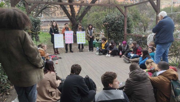 Scuola, reddito di formazione e voti spiegati: le richieste degli studenti per l'istruzione del futuro