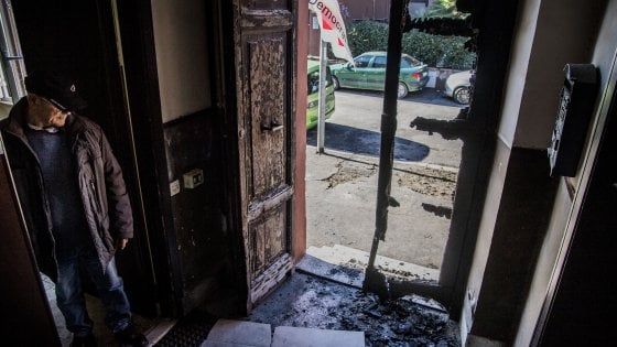 Ostia, a fuoco nella notte il portone del circolo Pd. Renzi: "Non ci facciamo intimidire"