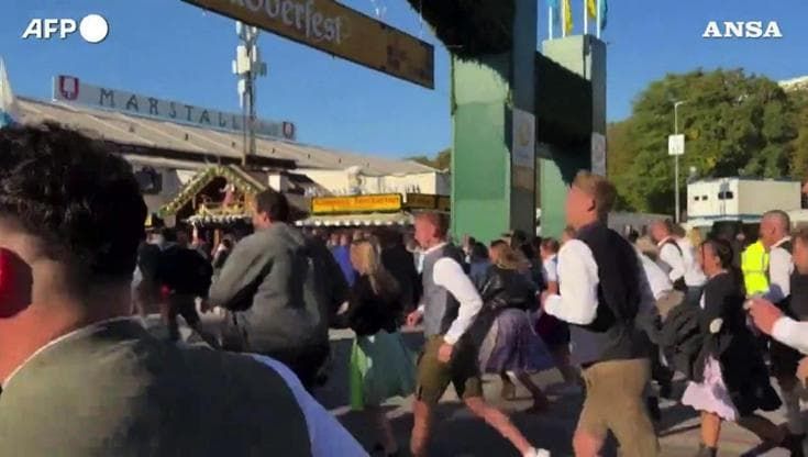 Oktoberfest di Monaco, la grande corsa verso i boccali di birra all'apertura del festival