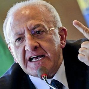 Pd, De Luca a Martina: "Nella sua segreteria c'è chi  batte e batte male" 
