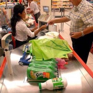 Crisi, le vendite al dettaglio calano del 3,1% sul 2013. Gi&ugrave; la fiducia