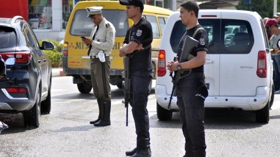 Attentato in Tunisia, muore un agente. La polizia uccide tre sospetti