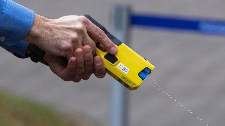 Morto dopo il taser, il meccanico indagato: “Non l’ho colpito. Ho chiamato io la polizia”