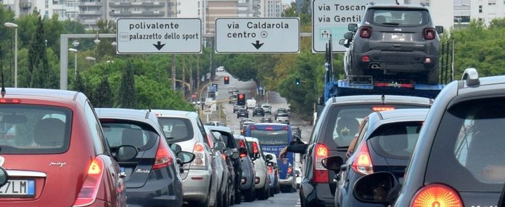 Donne al volante, solo il 3 per cento degli italiani pensa che siano meglio degli uomini