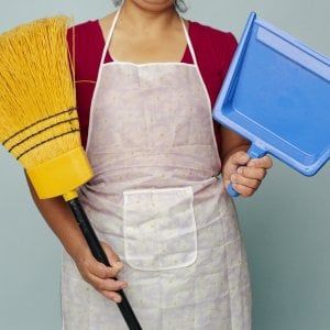 Salgono gli stipendi minimi per colf, baby sitter e badanti