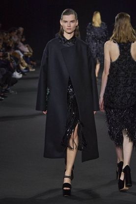 Cappotto nero: il passe-partout di ogni armadio