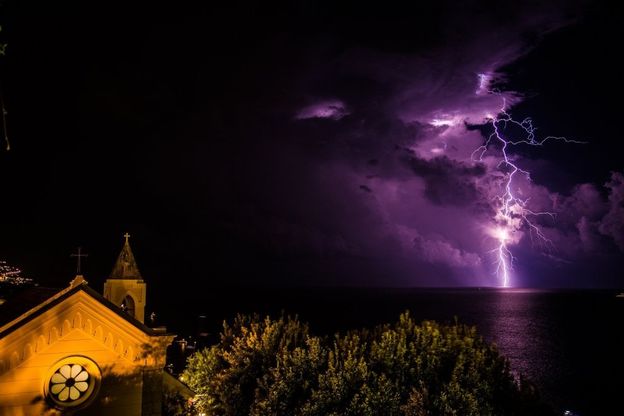  Fulmini sul mare di Positano: il temporale estivo è suggestione
