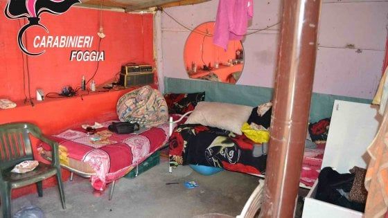 Foggia, dieci ragazze costrette a vivere in un casolare blindato e a prostituirsi: 6 arresti