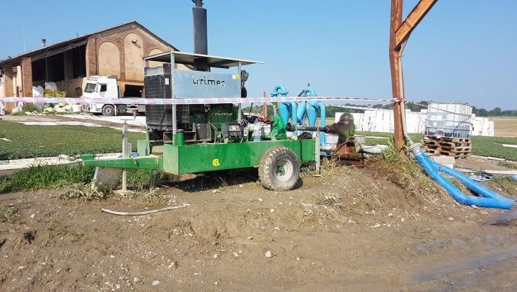 Impigliata per i capelli nella macchina agricola, bracciante 25enne in fin di vita a Piacenza