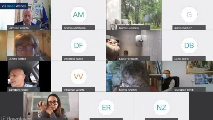 Latina, dimentica la telecamera accesa: la consigliera comunale in diretta dal w.c.