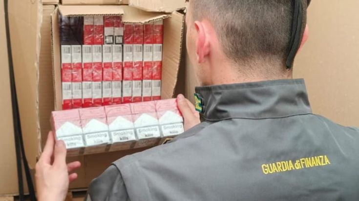 Maxi sequestro di sigarette di contrabbando: oltre mezzo milione di pacchetti pronti alla vendita
