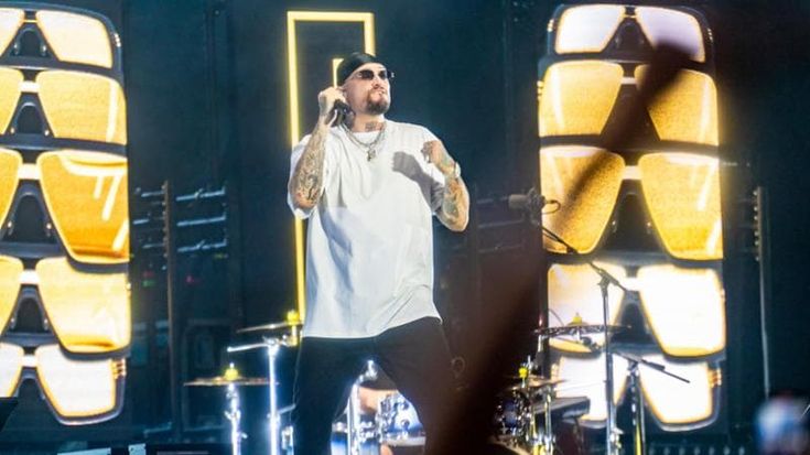 Guè e lo spirito guida del rap: omaggio a vent’anni di Fastlife senza l’ansia da hit