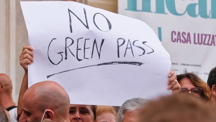 Equipara il Green Pass al nazismo, il Comune gli sospende la mostra