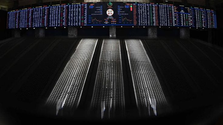 Le 4 scommesse sul petrolio prima delle parole di Trump: indagini su 2,6 miliardi di scambi sospetti