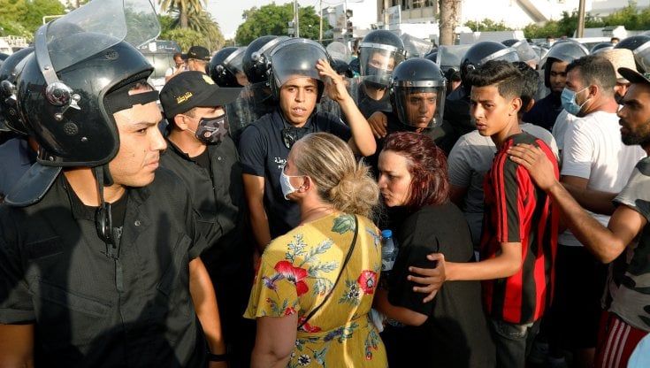 Tunisia, Saied impone un mese di coprifuoco e invita alla calma: "Non voglio vedere una sola goccia di sangue"