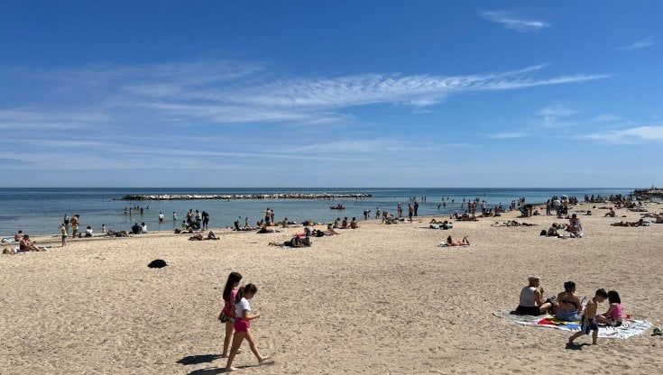 Bari, Pane e pomodoro on off per il maltempo: turisti e cittadini fanno slalom fra divieti e sporcizia. Il Comune predispone avvisi in 4 lingue 
