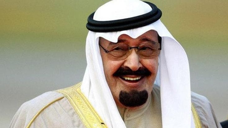 Oltre 40 camere riservate, piatti stellati e svago in spiaggia. La sfarzosa vacanza a Viareggio del re Saudita