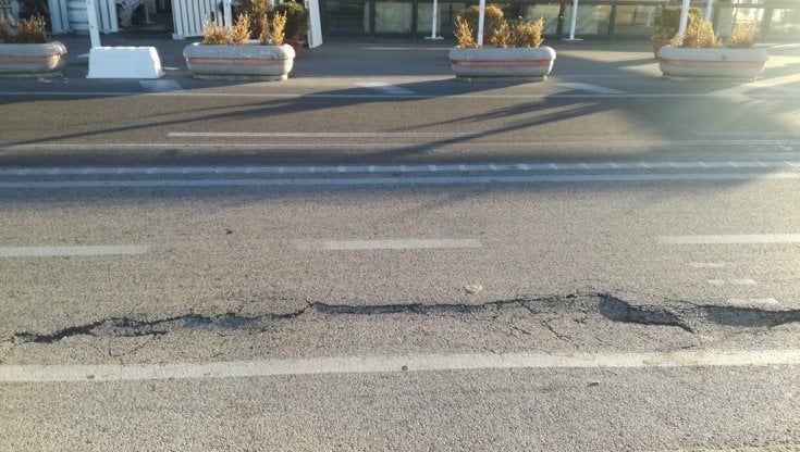 Via Partenope due avvallamenti preoccupano i residenti