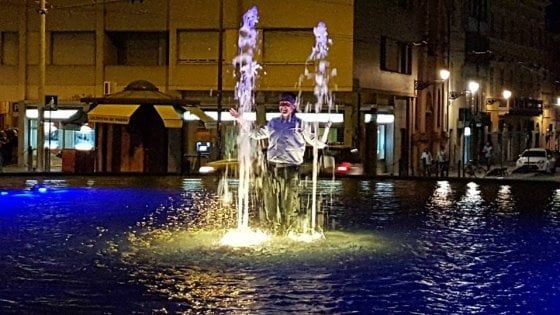 Pizzarotti: bagno nella fontana per festeggiare la vittoria elettorale 