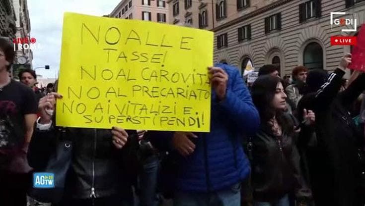 Roma, manifestazione "Fuori l'Italia dalla guerra" - Live