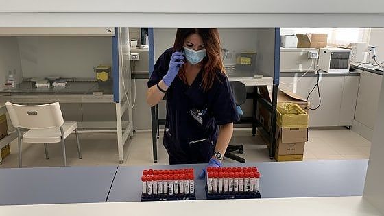 Covid, al Policlinico di Bari in due ore risposta al test. "Al via il laboratorio da 10mila tamponi al giorno"