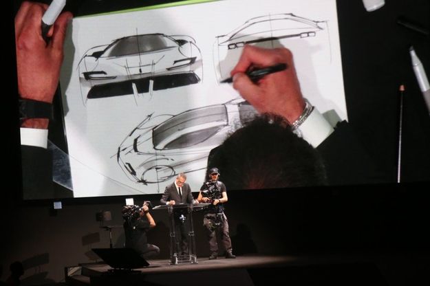 E il capo del centro stile Ferrari disegna la nuova SF90 Stradale davanti al grande pubblico della presentazione