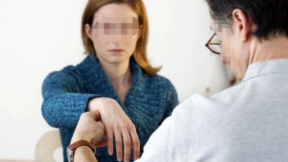 Alba, prima l'ipnosi e poi la violenza sessuale: medico condannato per abusi su quattro pazienti