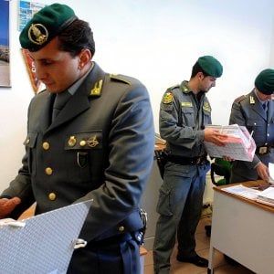 Catania, scoperti 500 falsi braccianti. Intascavano le indennità, 17 in manette