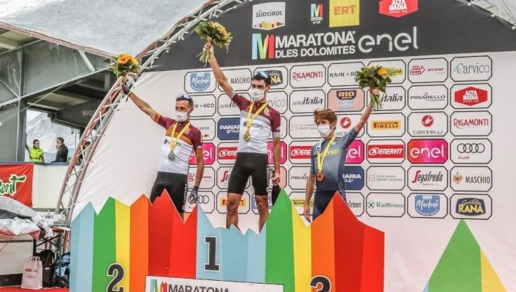Il tempo 'grazia' la Maratona dles Dolomites, al via seimila ciclisti. Ghedina a pedali star della gran fondo