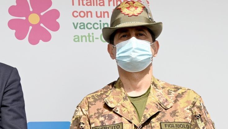 La sterzata di Figliuolo. "Dosi ai cinquantenni, altrimenti ci inceppiamo"