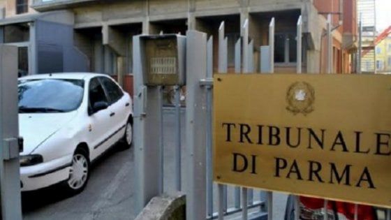 Parma, molesta ragazze davanti alla polizia e ferisce gravemente un ispettore