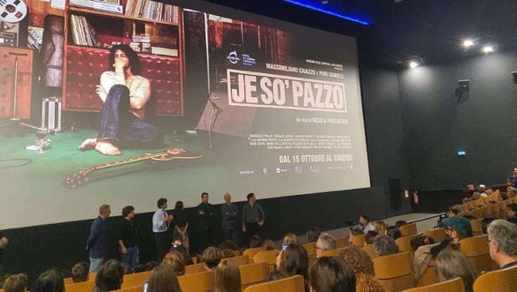 Napoli, applausi alla prima di “Je so’ pazzo”. Caiazzo: “Entro con umanità nella storia di Pino”