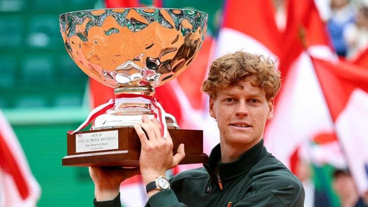 Sinner batte Alcaraz (7-6, 6-3), vince Montecarlo e torna numero 1 del mondo