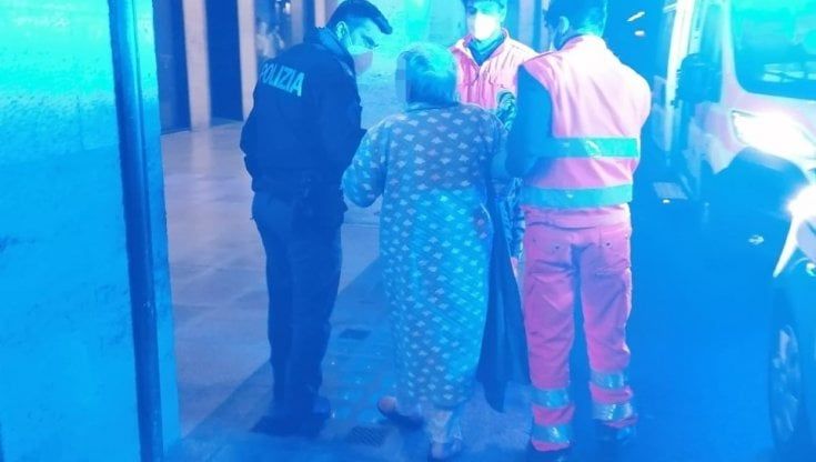 Parma, anziana sola e infreddolita soccorsa nella notte in centro 