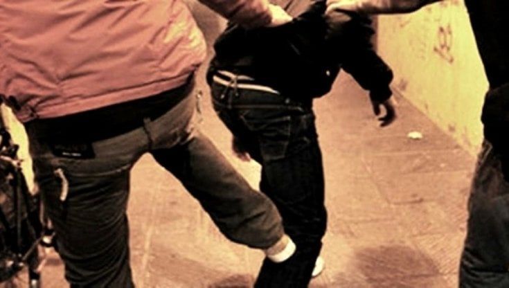 Dalle minacce sui social all'aggressione a scuola: 17enne picchiato. Denunciati cinque minori
