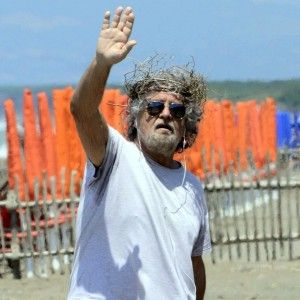 Grillo insiste: "Farage difende il popolo italiano". E attacca i Verdi