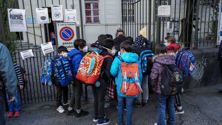 Ritorno a scuola per uno studente su due oggi in Piemonte