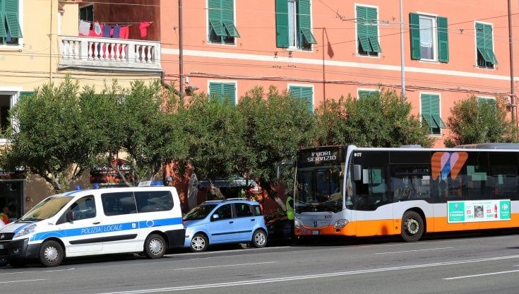 Genova, brusca frenata del bus, un neonato batte la testa: gravissimo al Gaslini