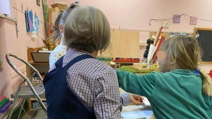 Finta baby sitter tenta di rapire una bambina di 3 anni a scuola. “Aveva la sua foto sul cellulare”