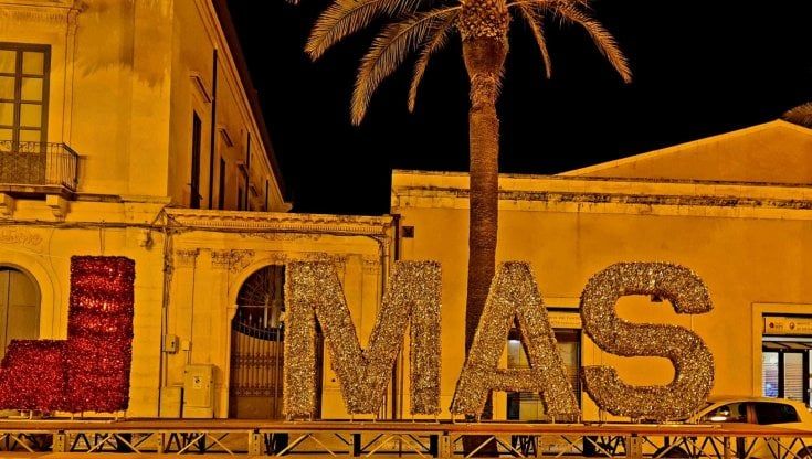 XMas vuol dire Natale ma richiama la Decima Mas: il sindaco di Pozzallo fa togliere la X