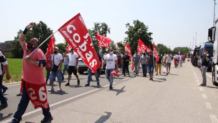 Nuova protesta dopo gli scontri: sit-in dei fattorini licenziati della FedEx davanti alla ditta di logistica nel Lodigiano