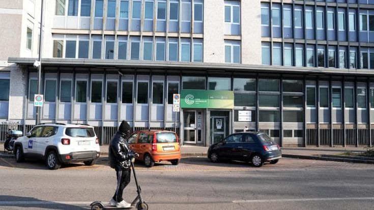 Diego riabbraccia la madre in questura: “Ho vagato da solo”. Sarà sentito con uno psicologo